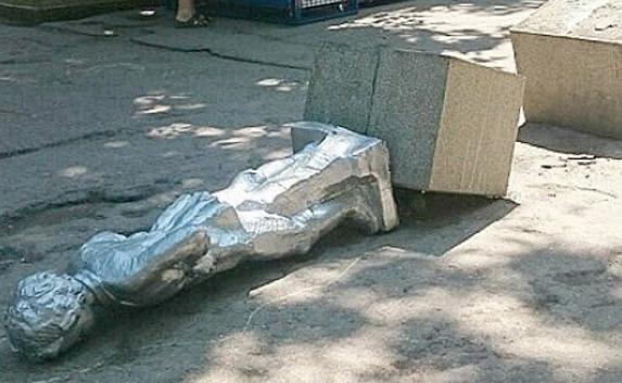 Власти: памятник юному Ленину в Севастополе упал из-за ДТП