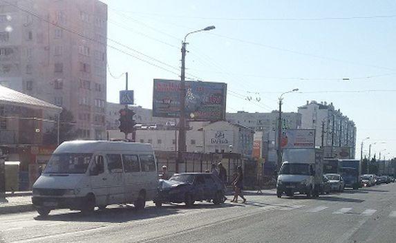 ДТП в Севастополе: «ВАЗ» врезался в маршрутку возле остановки