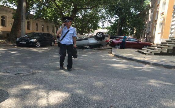  Иномарка «легла» на крышу от удара с машиной полиции в Симферополе