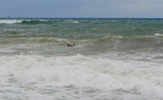 На севастопольском пляже бодибордеры спасли мужчину