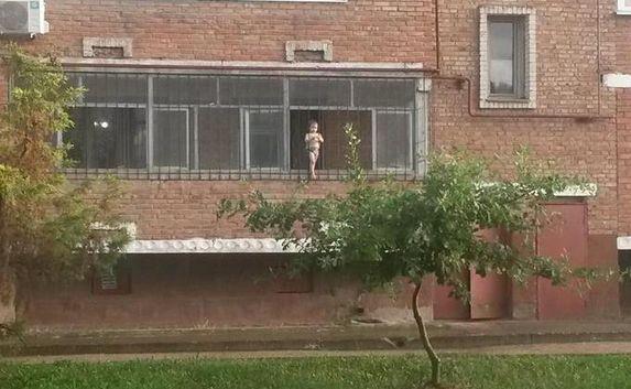 Крымчанин возмущён: ребёнок стоял на краю балкона с сигаретой
