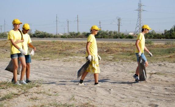 Школьников наняли для уборки евпаторийских пляжей 