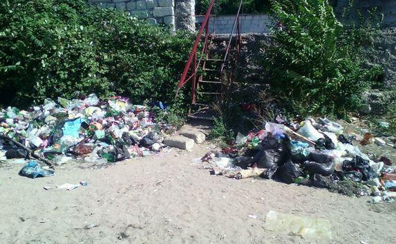 В районе пляжа «Ушакова балка» виднеются «горы мусора»