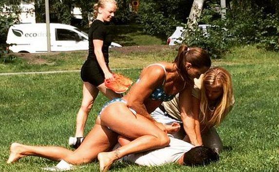 ​В Стокгольме женщина-полицейский в бикини задержала вора
