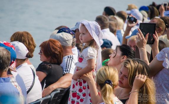 Около ста тысяч человек наблюдали за парадом ВМФ в Севастополе