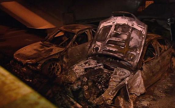 Два автомобиля сгорели на границе Крыма с Украиной