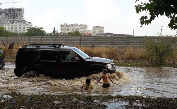 Ливень в Севастополе: машины «тонут», дети плещутся