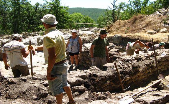 Уникальные находки сделали археологи на Эски-Кермен в Крыму