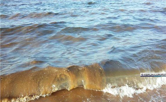 Странные пятна появились на поверхности моря возле Керчи