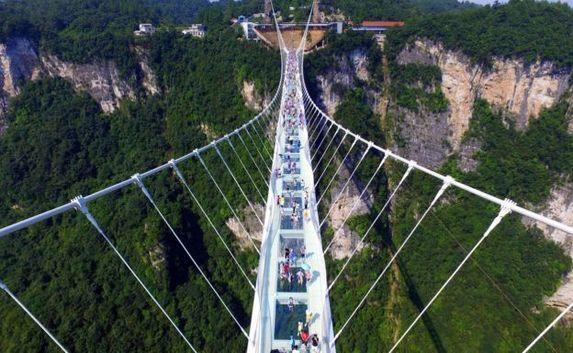 В Китае открыли самый высокий и длинный стеклянный мост