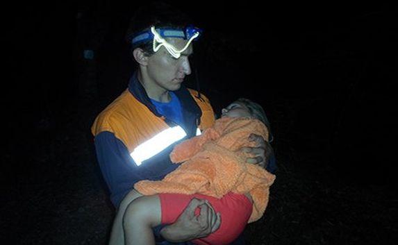 Иностранца и семью с тремя детьми ночью в горах искали спасатели