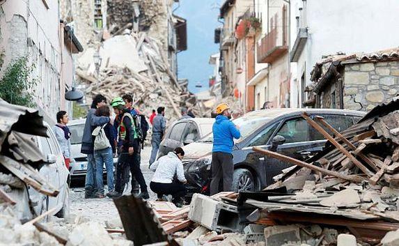 Мощное землетрясение в Италии: один город разрушен, есть жертвы