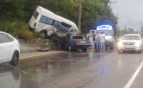 Водитель «Жигули» погиб, врезавшись в микроавтобус на ЮБК