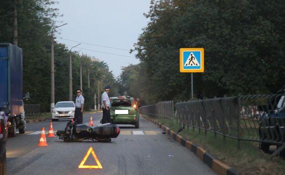 ДТП в Керчи: мотоциклист въехал в иномарку