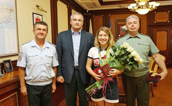 Сергей Аксёнов наградил медалью призёрку Олимпиады-2016 