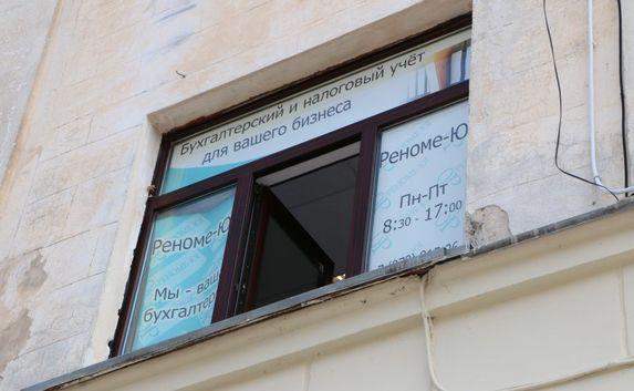 Центр Севастополя продолжают очищать от незаконной рекламы