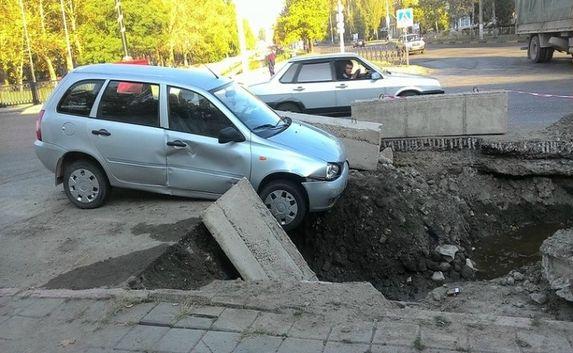 Водитель авто едва не погиб из-за небрежности водоканала в Керчи