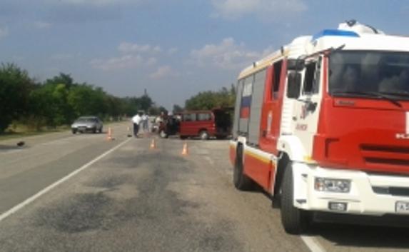 Восемь человек пострадали в ДТП с двумя микроавтобусами в Крыму