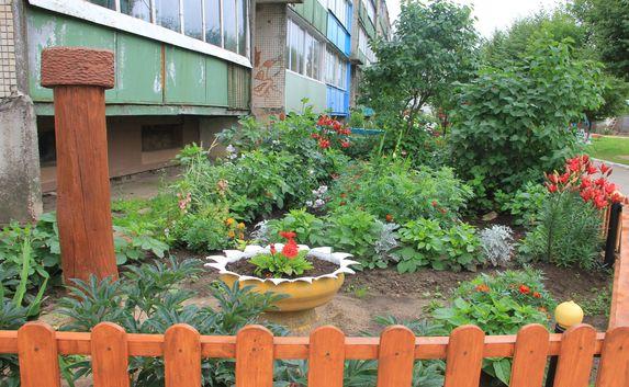 Штраф грозит владельцам цветников и огородиков рядом с многоэтажками