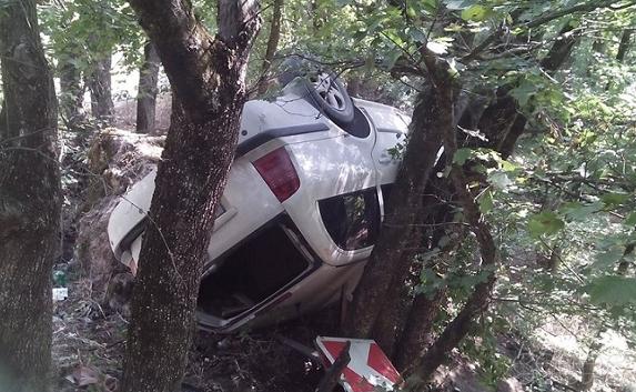 Под Судаком автомобиль слетел с трассы и застрял в деревьях