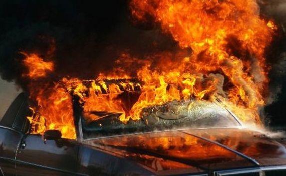 Сотрудники МЧС ликвидировали пожар в легковом автомобиле