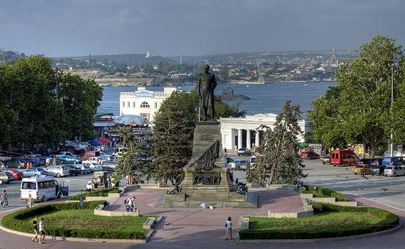 На площади Нахимова закрыта автомобильная парковка на два дня