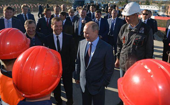 ​Путин и Медведев побывали на стройке Крымского моста 