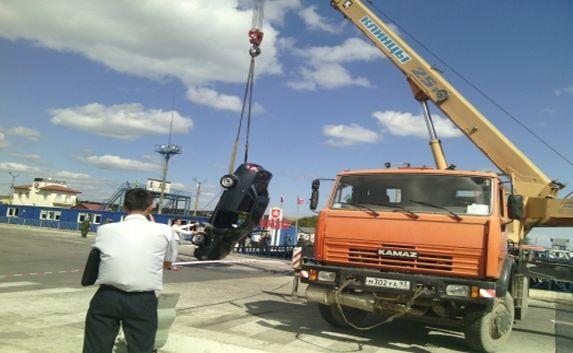 Спасатели вытащили автомобиль, упавший в море с парома в Крыму