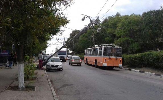 В Севастополе троллейбус «повалил столб» на припаркованное авто