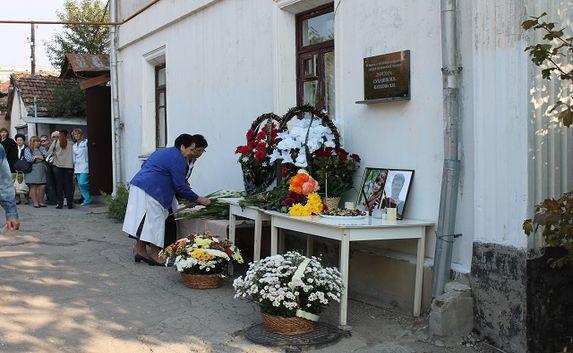 В Симферополе почтили память застреленных год назад медиков