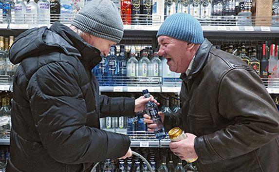 Стоимость водки в России предложили снизить до 100 рублей