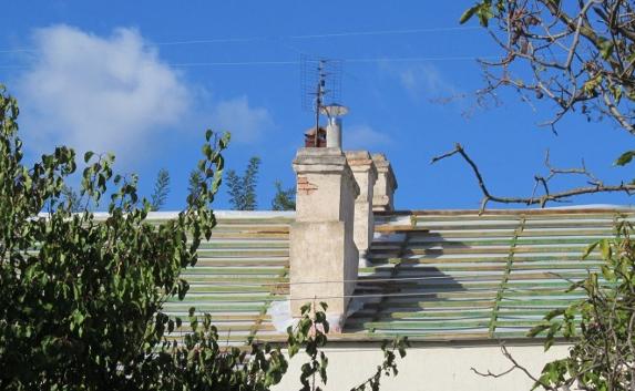 Дом остался без крыши: строители бросили работу «на полпути»