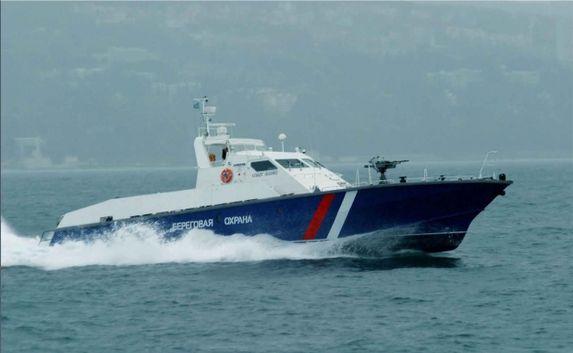Крымские пограничники спасли неуправляемую яхту в Чёрном море