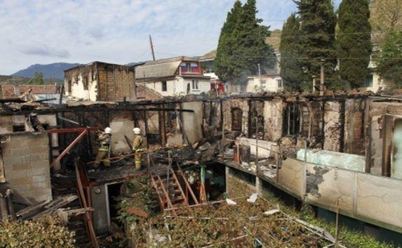 Жилой барак сгорел в Крыму - погибла женщина, мужчина получил ожоги