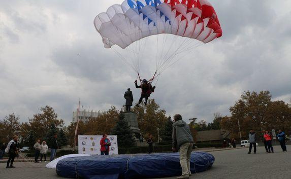 Лучшие парашютисты России приземлились в центре Севастополя