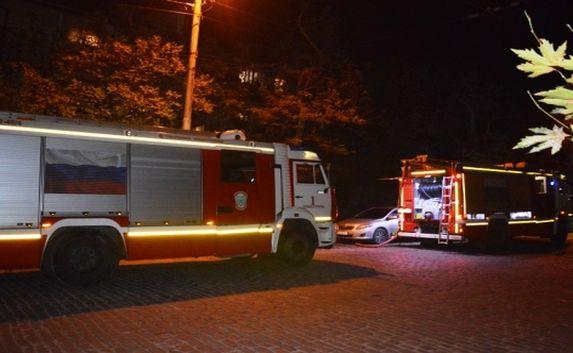 На пожаре дома в Севастополе погиб мужчина, спасены 10 жильцов (фото)