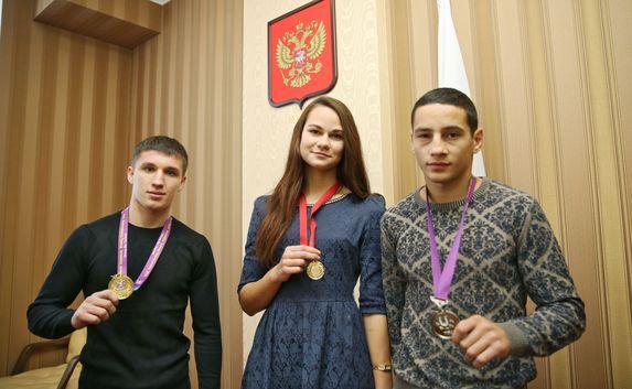Аксёнов наградил ведущих крымских спортсменов именными часами