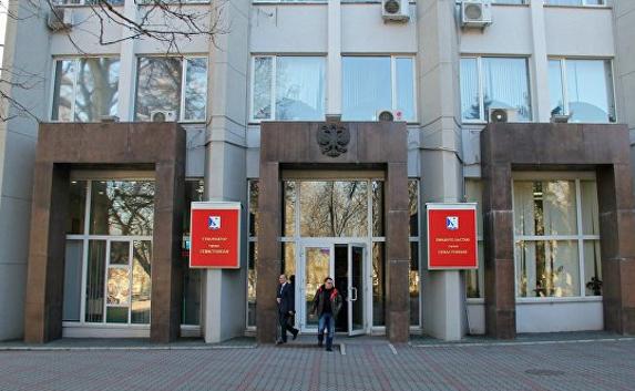 У здания правительства Севастополя уже год отсутствуют урны