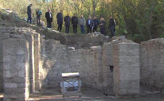​В Крыму продолжаются раскопки древнего христианского храма