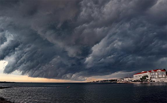 На выходных в Крыму прогнозируют грозы и шквальный ветер