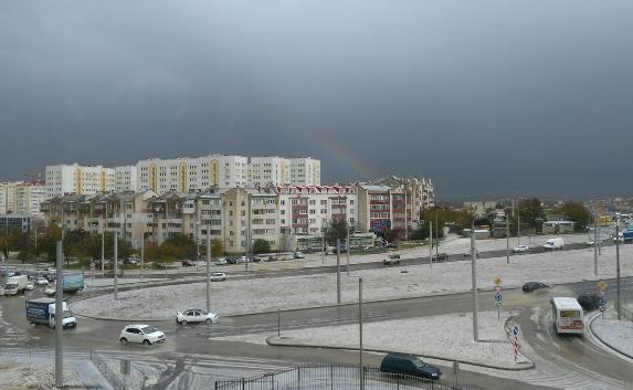 В Севастополе после снега и града в небе появилась радуга — фотофакт