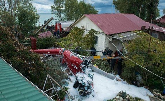 Вертолёт упал на жилой дом в Сочи — погиб человек (фото)