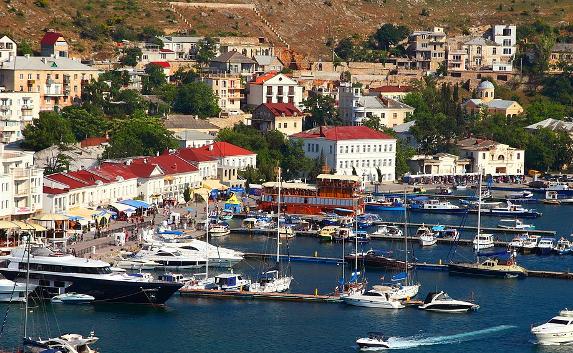 Нефтепродукты из затонувших катеров загрязняют море в Балаклаве