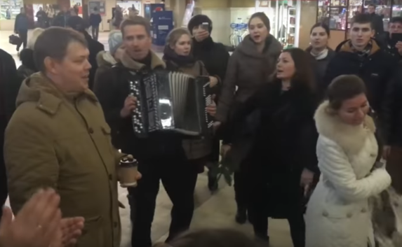 Волна флэшмобов дружбы на вокзалах Украины и России: видео