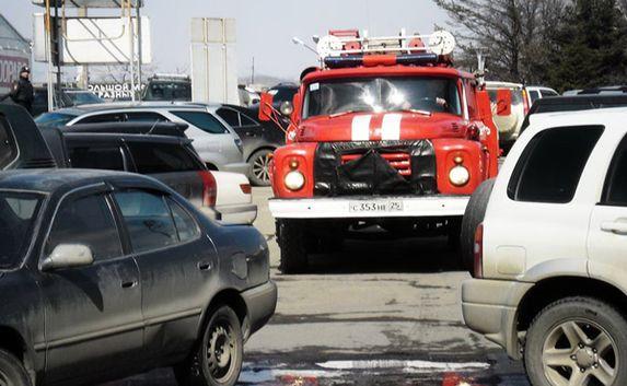 Пожарным и скорой помощи хотят разрешить «таранить» авто во дворах