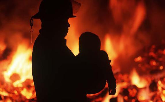 Пожарные спасли в горящем доме ребёнка и инвалида