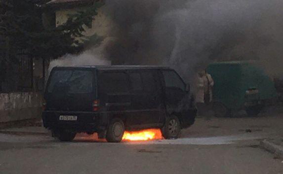 В районе автовокзала Алушты сгорел микроавтобус