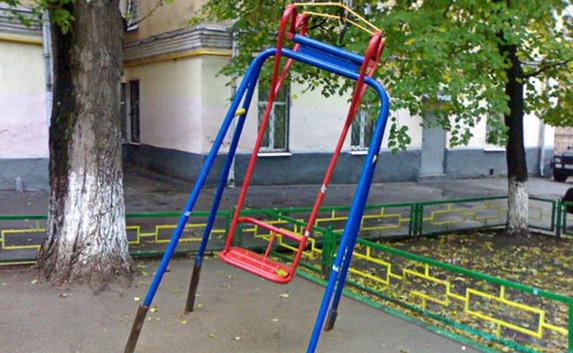 В Ялте хулиганы методично «калечат» детские площадки