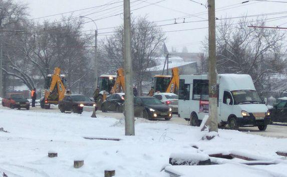 Снова снег и вновь транспортный коллапс на крымских дорогах  (фото)