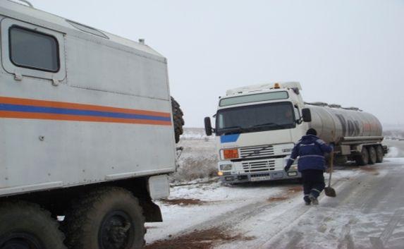 Более 30 водителей фур получили помощь спасателей в Крыму (фото)